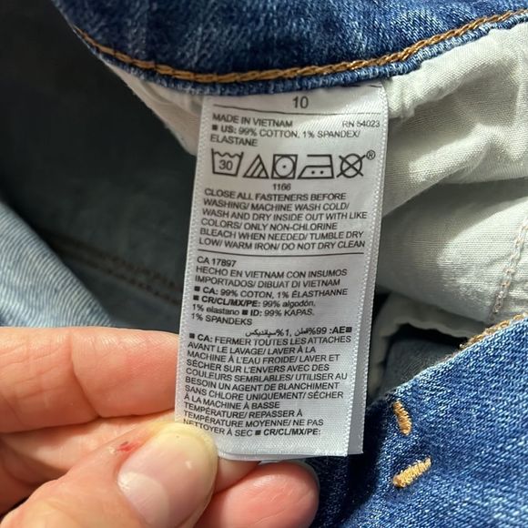 Old Navy Distressed Boyfriend Jeans Size: 10 Inseam: 28” - Picture 6 of 6